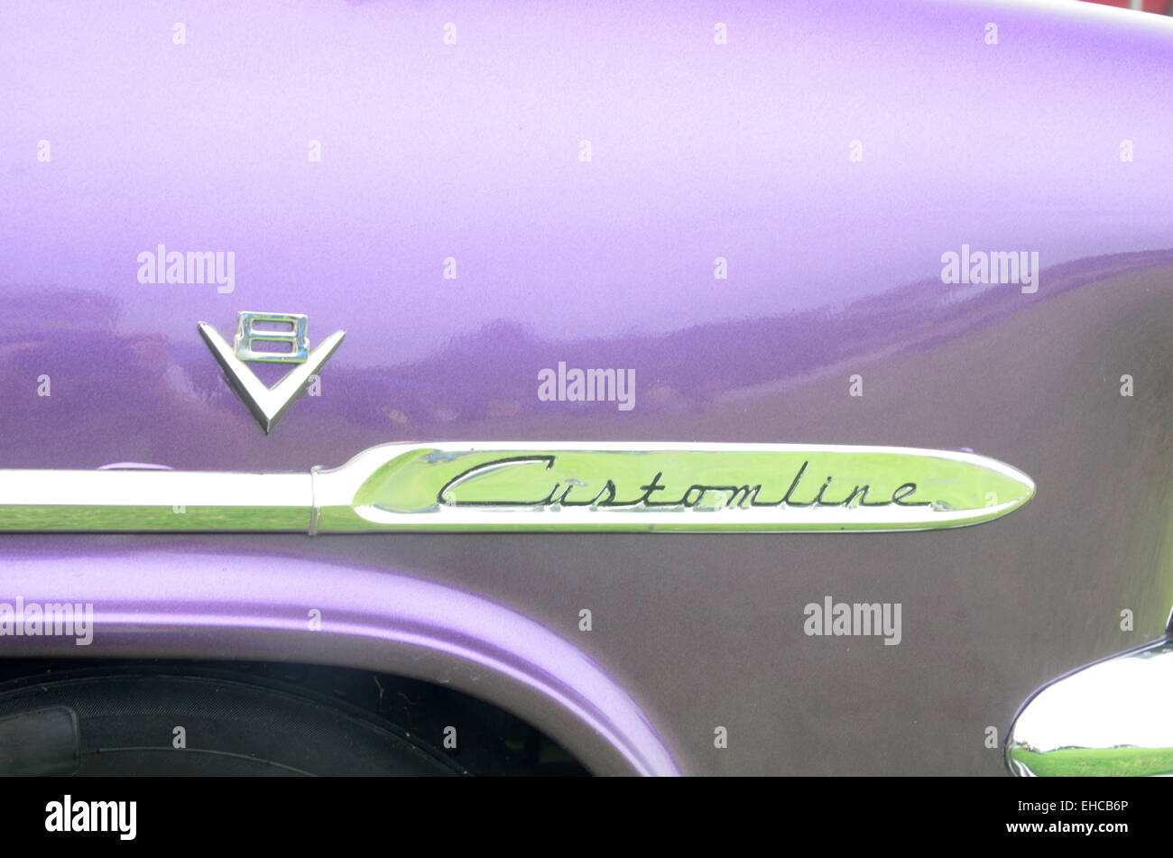 V8 e badge con il nominativo sul parafango di un 1953 Ford Customline Foto Stock