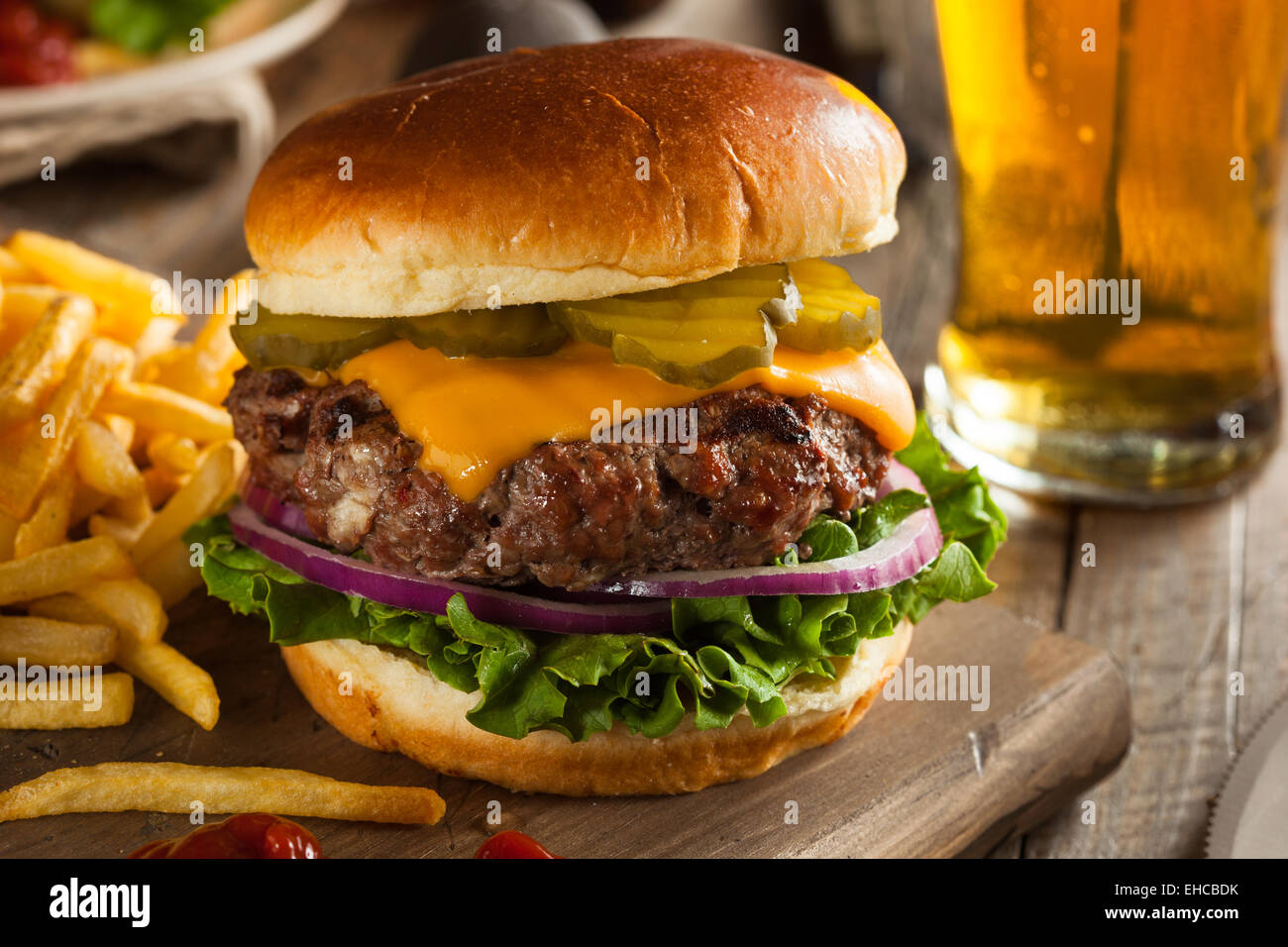 Erba alimentato Bison Hamburger con lattuga e formaggio Foto Stock