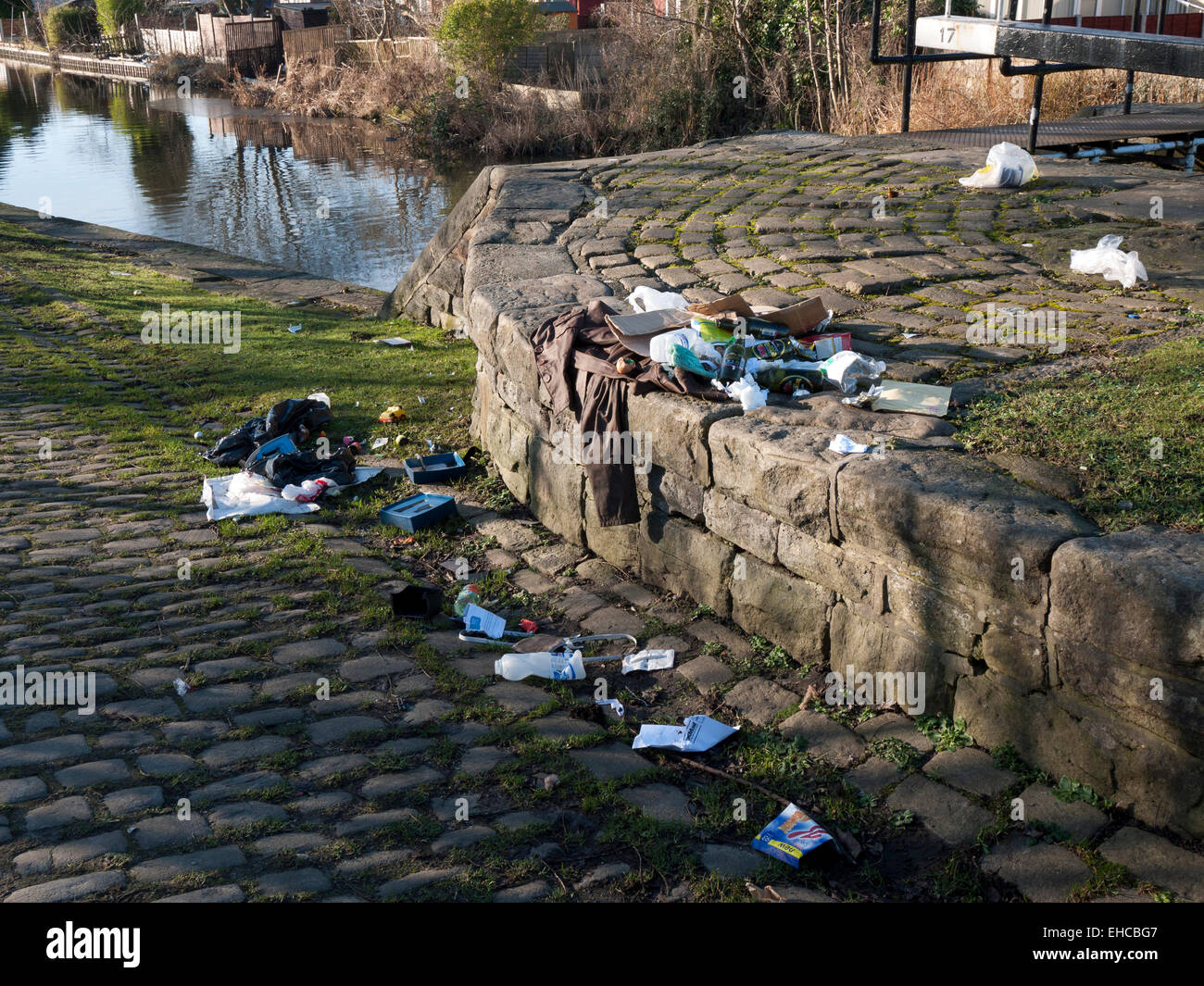 Cucciolata oggetto di dumping da parte di una serratura della relativa Ashton Canal, Droylsden, Tameside, Manchester, Inghilterra, Regno Unito Foto Stock