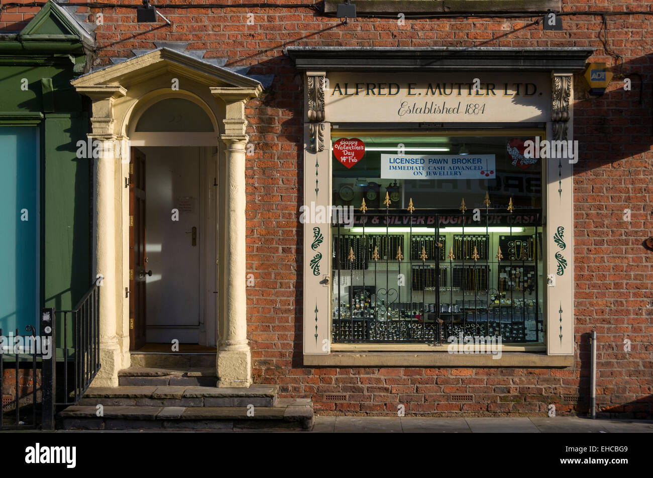 Pawnbrokers shop nel quartiere settentrionale, Manchester, Inghilterra, Regno Unito Foto Stock