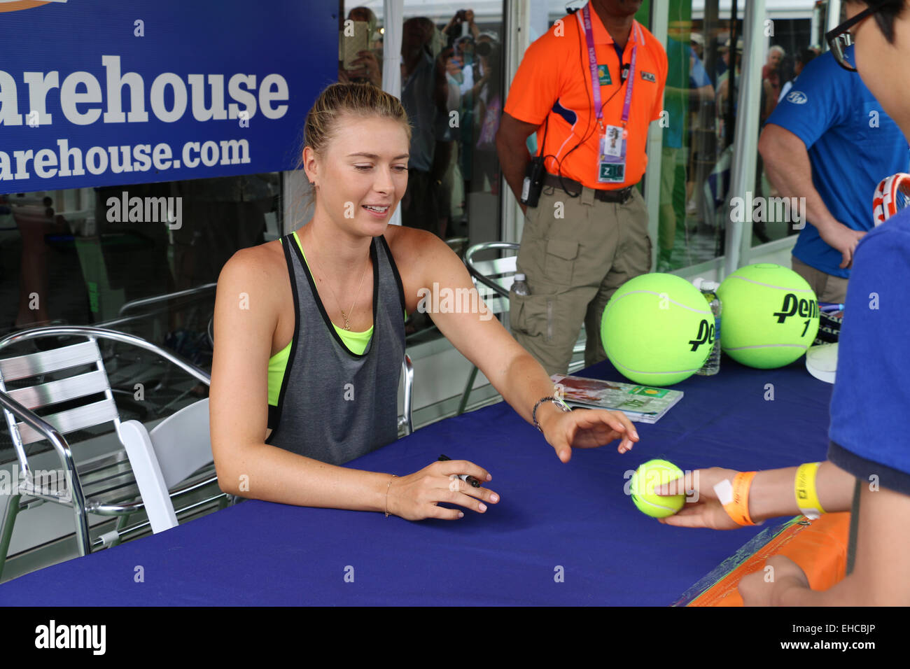 Indian Wells, California, 11 marzo 2015 russo tennista Maria Sharapova firma autografi al BNP Paribas Open. Credito: Lisa Werner/Alamy Live News Foto Stock