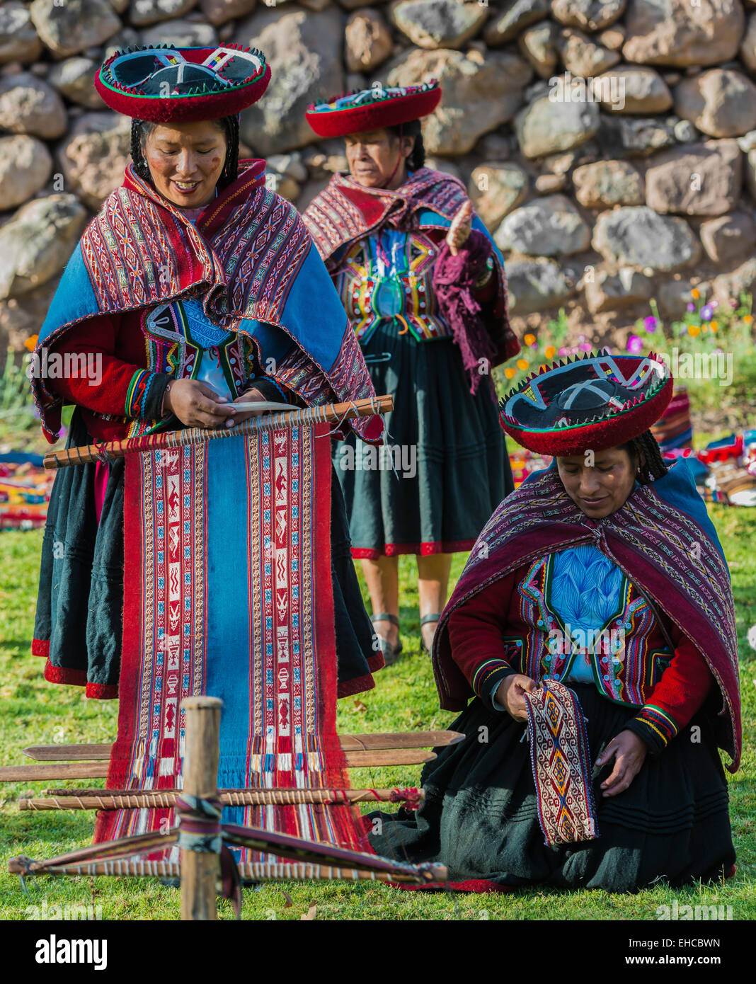 Cuzco, Perù - Luglio 15, 2013: la tessitura delle donne nelle Ande peruviane a Cuzco Perù su luglio 15th, 2013 Foto Stock
