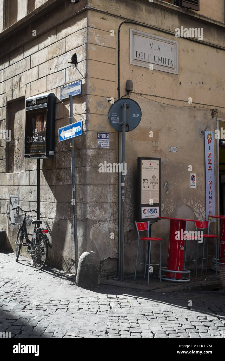 Strada di ciottoli corner a Roma Italia. Foto Stock