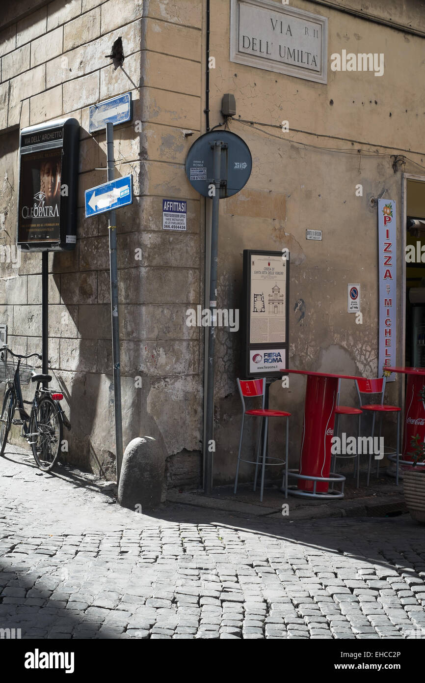 Strada di ciottoli corner a Roma Italia. Foto Stock