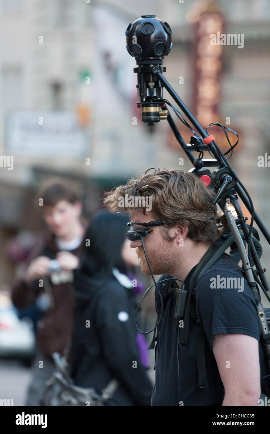 L'uomo con la fotocamera e la mappatura di zaino in San Francisco. Foto Stock