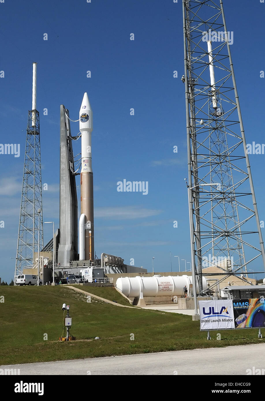 Cape Canaveral, in Florida, Stati Uniti d'America. 11 marzo, 2015. NASA multiscala Magnetospheric (MMS) veicolo spaziale si siede in cima ad un Atlas V rocket alla Cape Canaveral Air Force Station in Florida in preparazione per un lancio domani notte. La missione di MMS è costituito da quattro identici navicella spaziale che entrerà in orbita attorno alla terra per studiare i campi magnetici attorno al nostro pianeta. Credito: Paul Hennessy/Alamy Live News Foto Stock