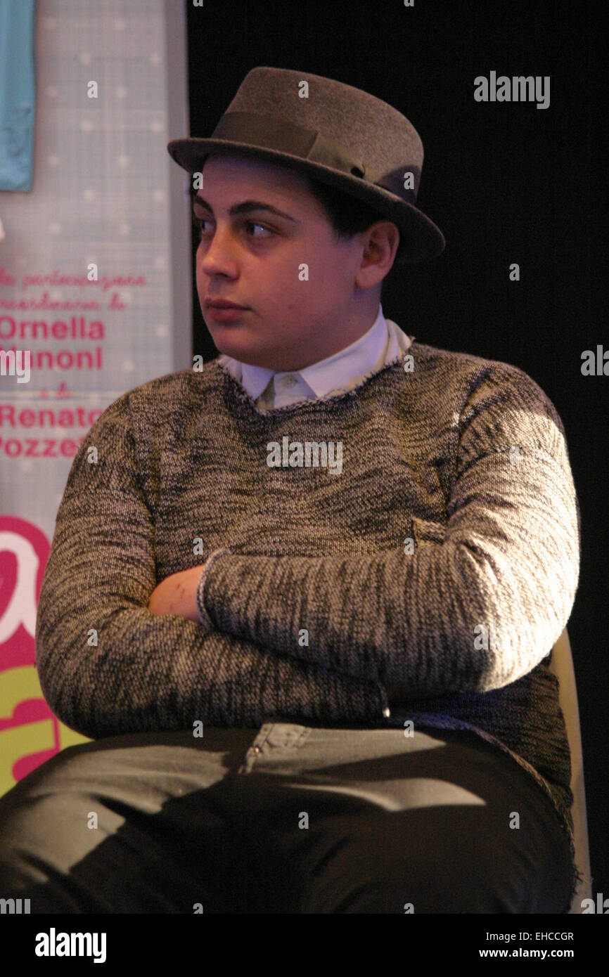 Frank Matano (non visibile) è celebrare il rilascio del film con il regista Alessandro Genovesi (non visibile), Chiara Baschetti e spettatori. La giornata di attività per la versione nazionale dell'ultimo film di Alessandro Genovesi interamente girato a Napoli e a Cinecittà, accompagnato da co-star Frank Matano e Chiara Baschetti.In questo film è stata accompagnata dalla composizione musicale originale di Andrea Farri e le note di alcuni dei più popolari canzoni napoletane. Il film prodotto da Maurizio Totti e Alessandro Usai per Colorado Film in collaborazione con Medusa, distribuito da Medusa Film, Foto Stock