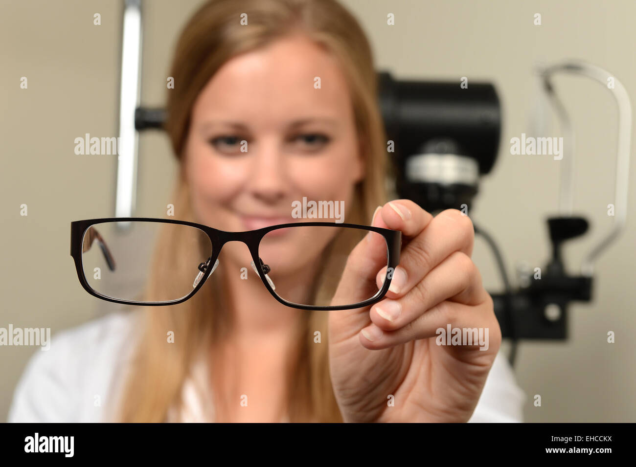 Occhio femminile medico tenendo gli occhiali - Focus su vetri Foto Stock