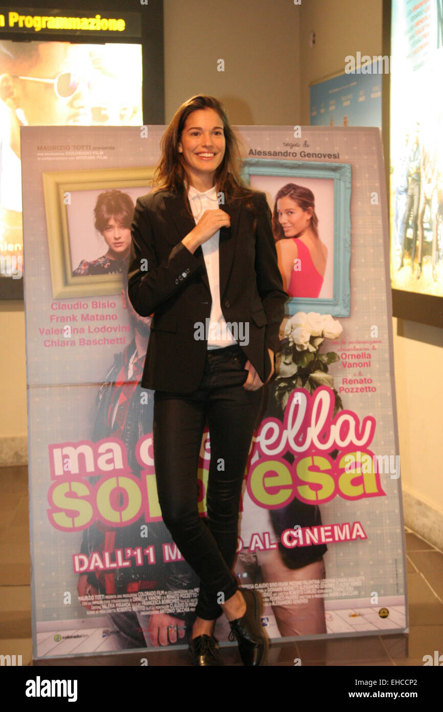 Chiara Baschetti è celebrare il rilascio del film con il regista Alessandro Genovesi (non visibile), Frank Matano (non visibile) e gli spettatori. La giornata di attività per la versione nazionale dell'ultimo film di Alessandro Genovesi interamente girato a Napoli e a Cinecittà, accompagnato da co-star Frank Matano e Chiara Baschetti.In questo film è stata accompagnata dalla composizione musicale originale di Andrea Farri e le note di alcuni dei più popolari canzoni napoletane. Il film prodotto da Maurizio Totti e Alessandro Usai per Colorado Film in collaborazione con Medusa, distribuito da Medusa Film, Foto Stock