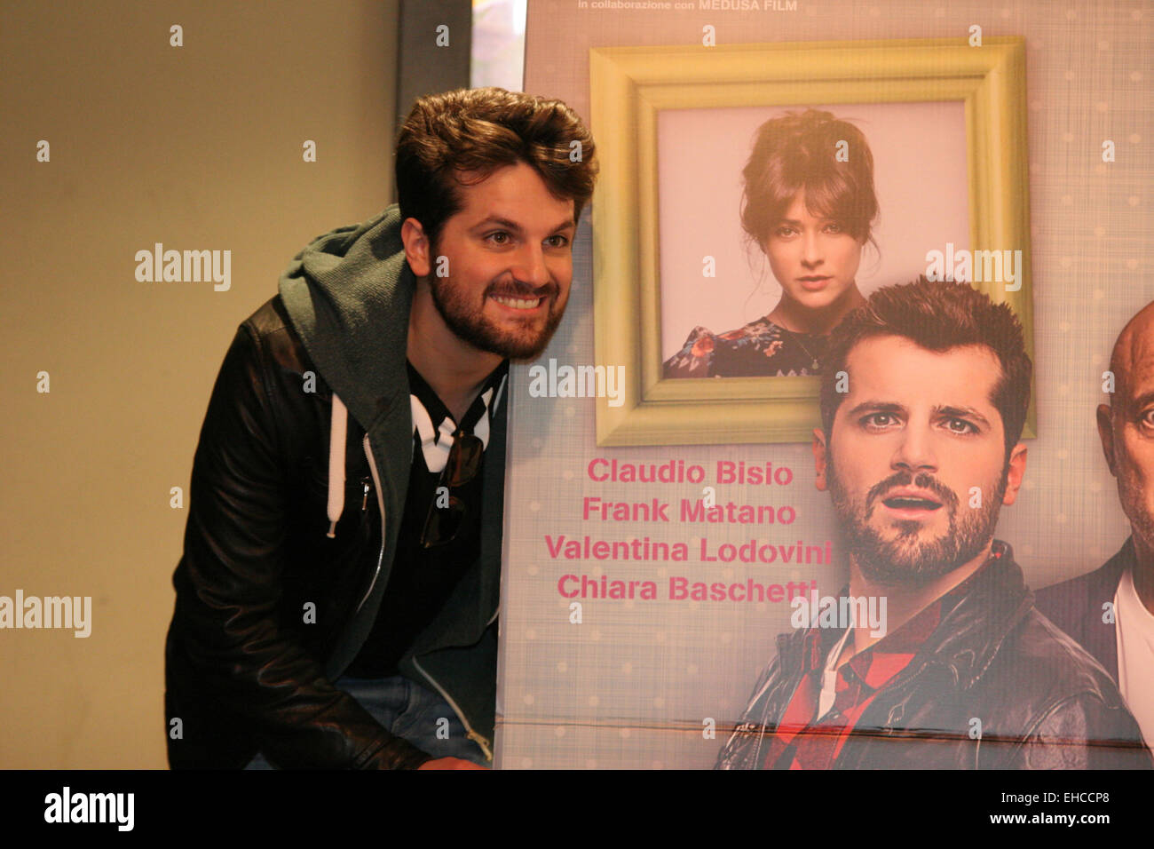 Frank Matano è celebrare il rilascio del film con il regista Alessandro Genovesi (non visibile), Chiara Baschetti e spettatori. La giornata di attività per la versione nazionale dell'ultimo film di Alessandro Genovesi interamente girato a Napoli e a Cinecittà, accompagnato da co-star Frank Matano e Chiara Baschetti.In questo film è stata accompagnata dalla composizione musicale originale di Andrea Farri e le note di alcuni dei più popolari canzoni napoletane. Il film prodotto da Maurizio Totti e Alessandro Usai per Colorado Film in collaborazione con Medusa, distribuito da Medusa Film, ma che Bell Foto Stock