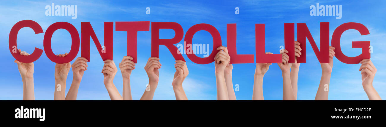 Molte persone caucasiche e mani Tenendo dritto rosso lettere o caratteri costruire la parola inglese il controllo sul cielo blu Foto Stock