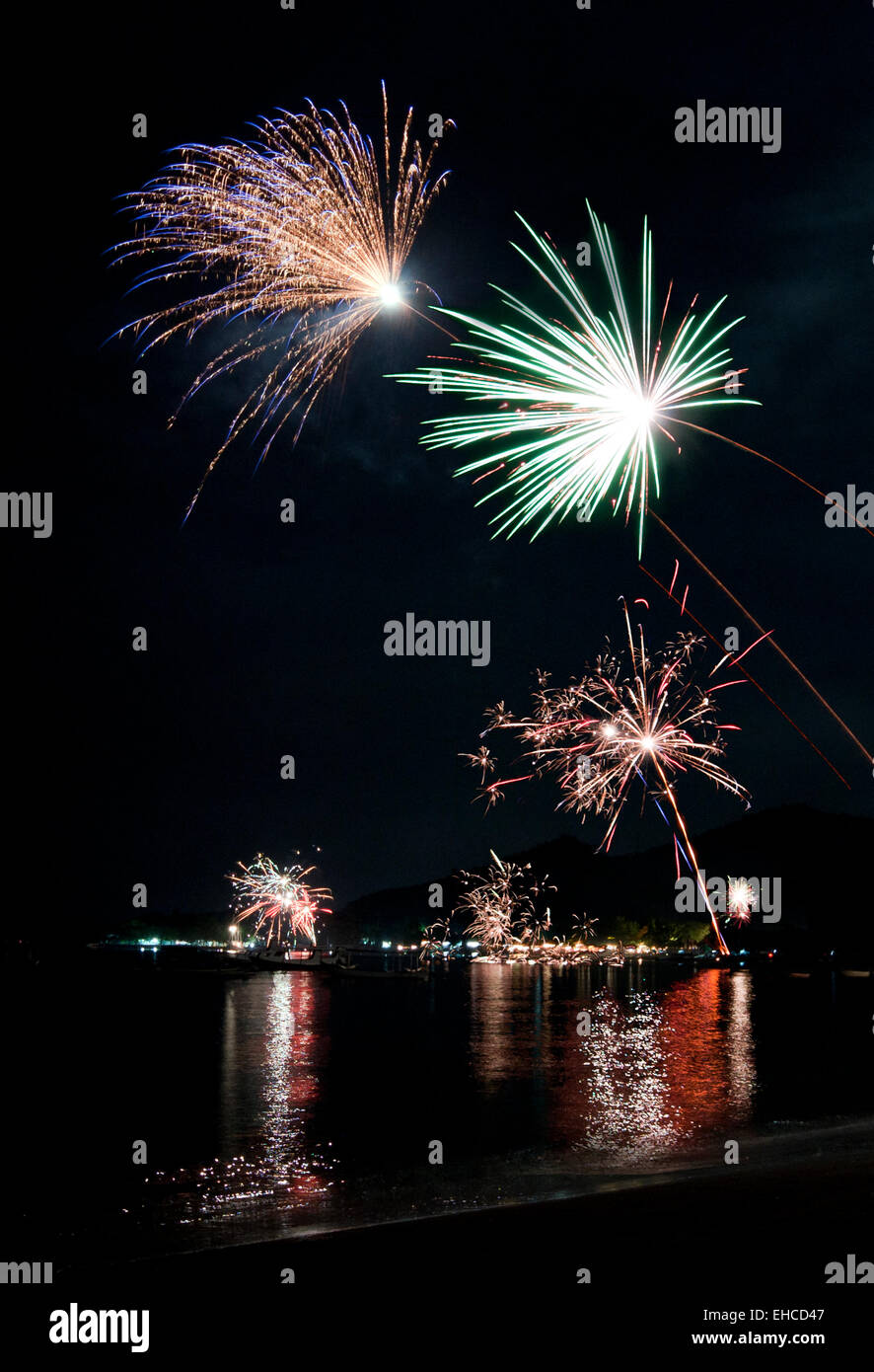 Fuochi d'artificio su Pemuteran bay su Bali. Foto Stock