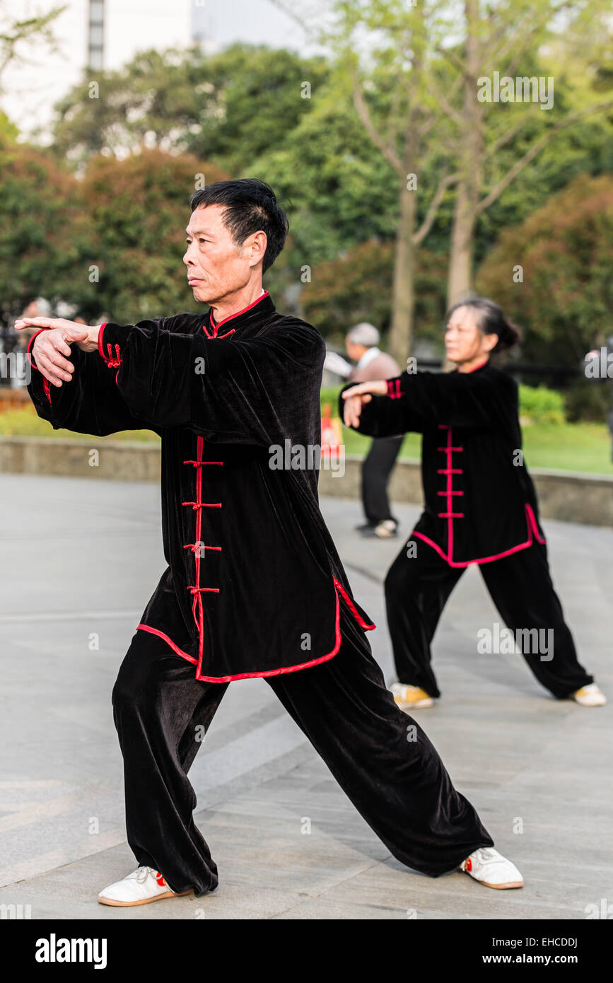 Shanghai, Cina - 7 Aprile 2013: le persone che esercitano il tai chi con il tradizionale costume in gucheng park della città di Shanghai in Cina il 7 aprile 2013 Foto Stock