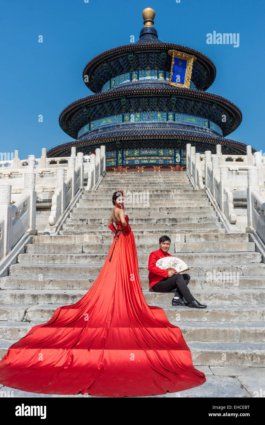 Pechino , Cina - 24 Settembre 2014: Cinese giovane in posa davanti il tempio del cielo di Pechino Pechino Cina Cina Foto Stock