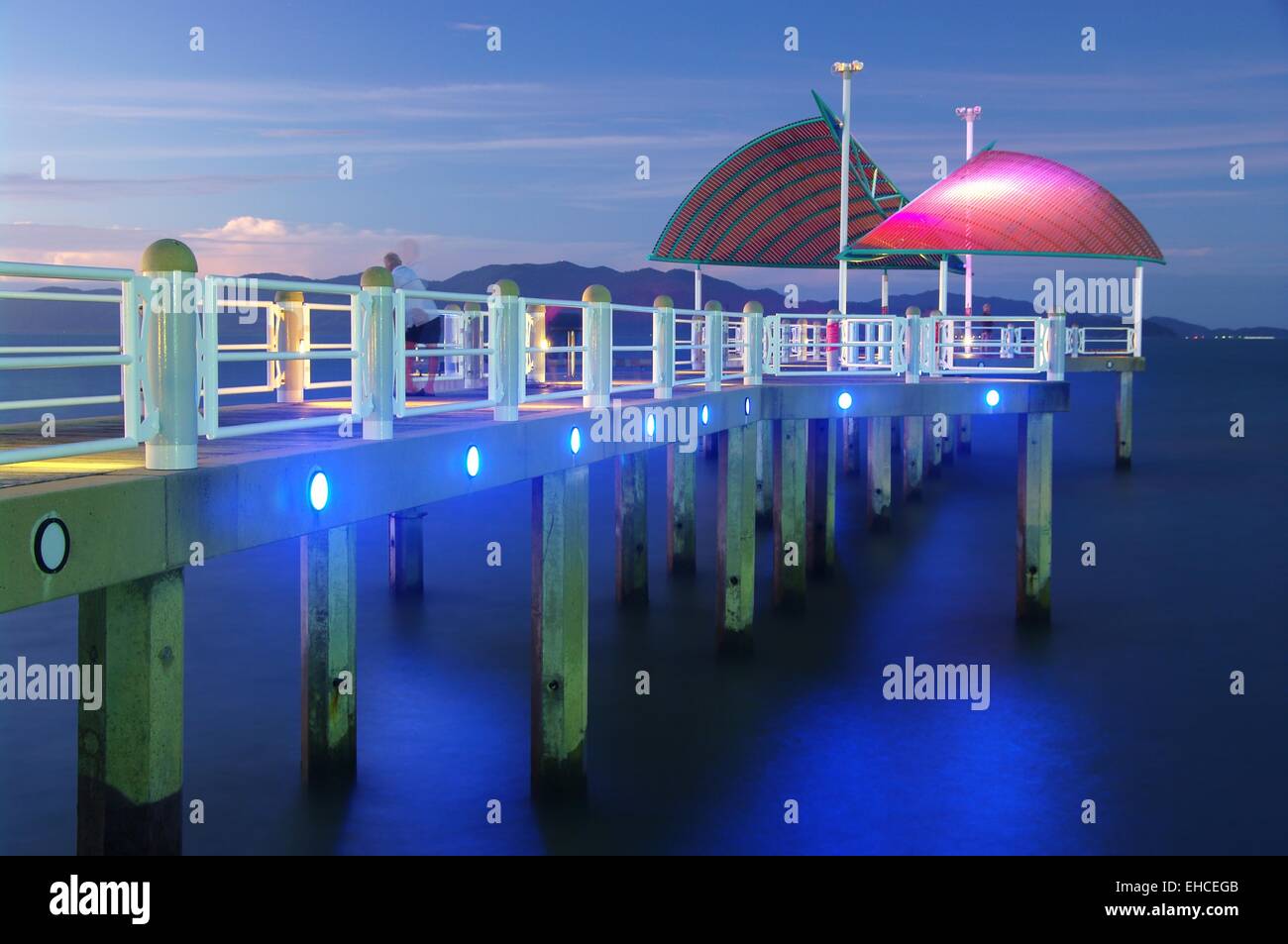 Il filamento di Townsville jetty, sporgendo in Cleveland Bay, verso Magnetic Island. Townsville, Queensland, Australia Foto Stock