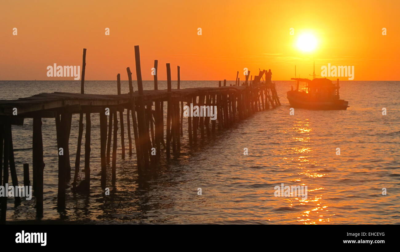 Isola cambogiano Pier Tramonto Foto Stock