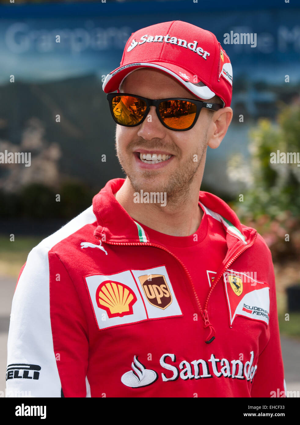 Albert Park di Melbourne, Australia. Xii Mar, 2015. Sebastian Vettel (DEU) #5 dalla Scuderia Ferrari passeggiate attraverso il paddock della F1 a 2015 Australian Formula One Grand Prix all'Albert Park di Melbourne, Australia. Sydney bassa/Cal Sport Media/Alamy Live News Foto Stock