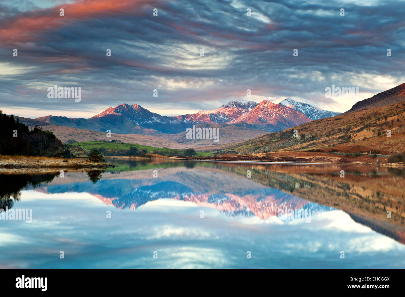 Llynnau Mymbyr, Mount Snowdon & The Snowdon gamma in inverno, da Capel Curig, Parco Nazionale di Snowdonia, Wales, Regno Unito Foto Stock