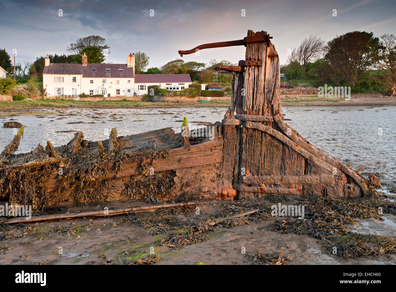 Relitto di sette sorelle e agriturismi a Moel y don, Menai Straits, Anglesey, Galles del Nord, Regno Unito Foto Stock