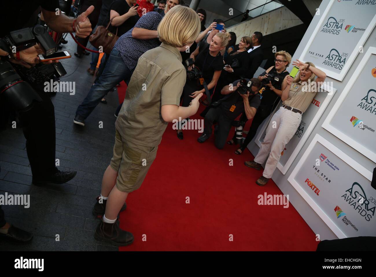 Sydney, Australia. Il 12 marzo 2015. L'ASTRA Awards premiano i migliori in abbonamento televisivo. Celebrità sono arrivati sul tappeto rosso alla Star a Sydney, in Australia. Nella foto è Robert Irwin e Terri Irwin. Credito: Richard Milnes/Alamy Live News Foto Stock