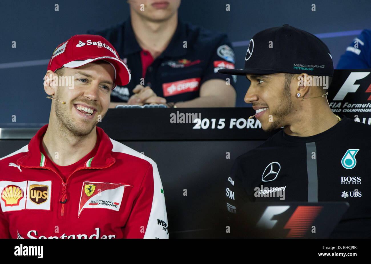 Melbourne, Australia. Xii Mar, 2015. Sebastian Vettel (L) di Germania e Lewis Hamilton di Bretagna frequentare i drivers' conferenza stampa davanti a Australian Formula One Grand Prix all'Albert Park di Melbourne, Australia, 12 marzo 2015. Credito: Bai Xue/Xinhua/Alamy Live News Foto Stock