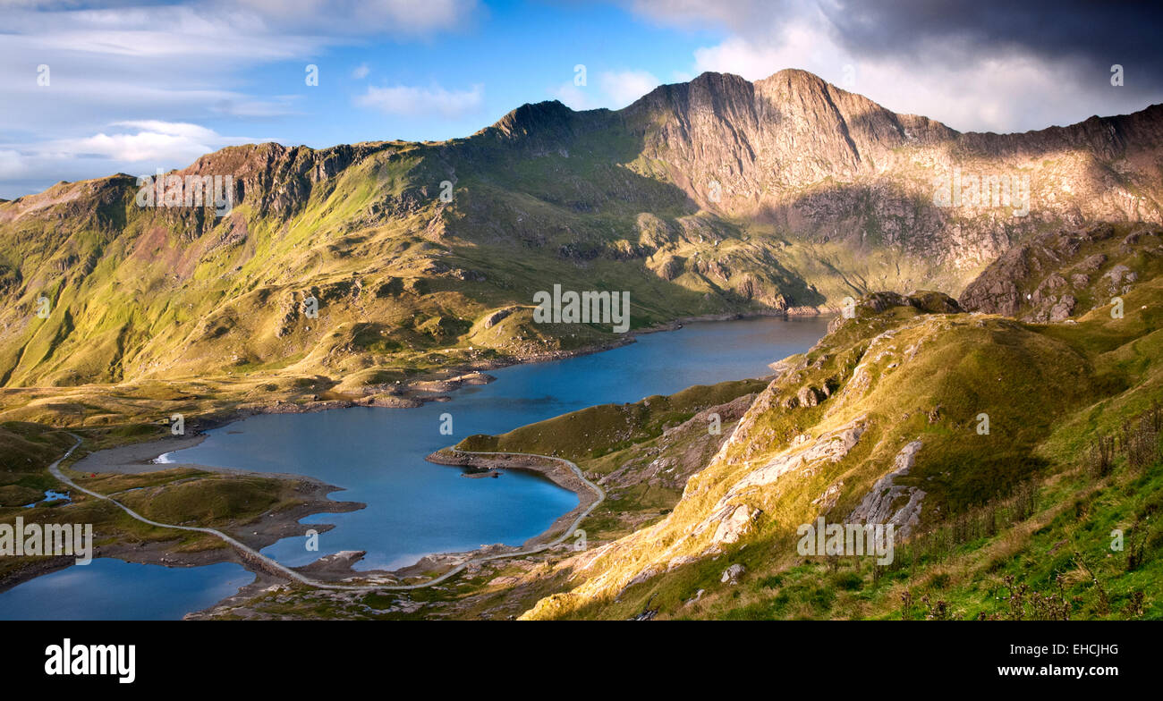 Llyn Llydaw minatori e via sostenuto dal picco di Y Lliwedd, Cwm Dyli, Snowdonia National Park, North Wales, Regno Unito Foto Stock