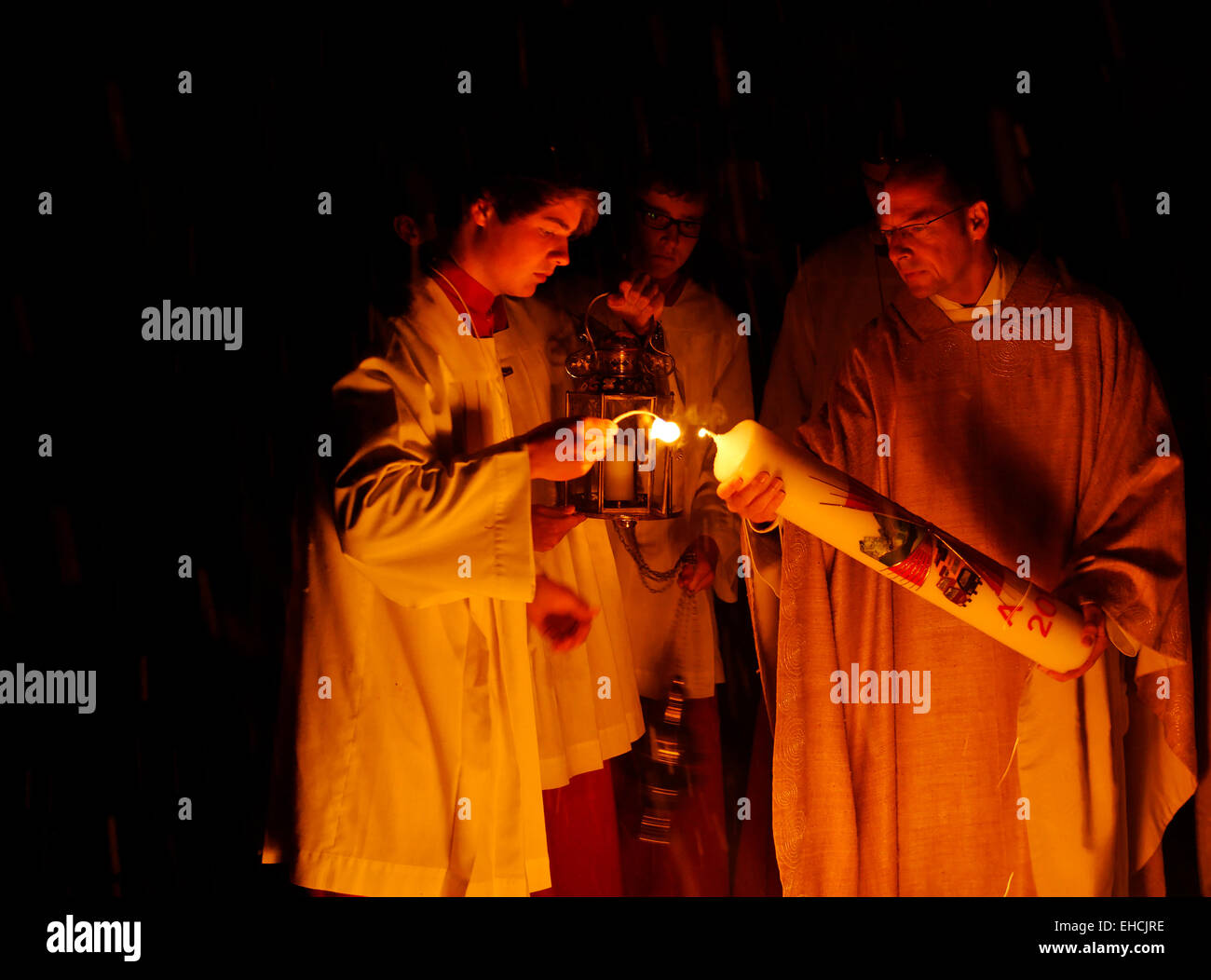 La benedizione dei ceri pasquali, Pasqua Messa, Veglia di Pasqua san Kilian, Bad Heilbrunn, Alta Baviera, Germania Foto Stock