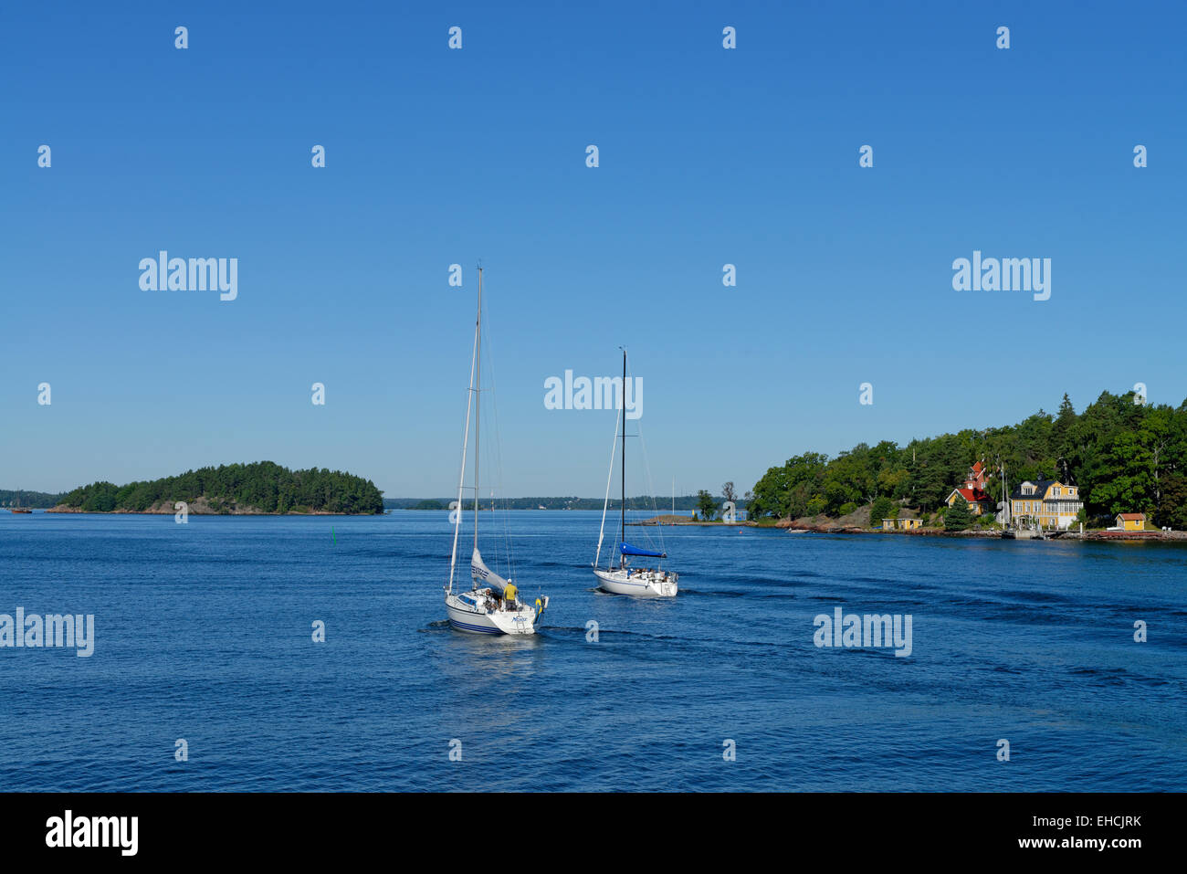 Barche a vela nel Mar Baltico, vicino Varholma, Värmdö arcipelago, Svezia Foto Stock