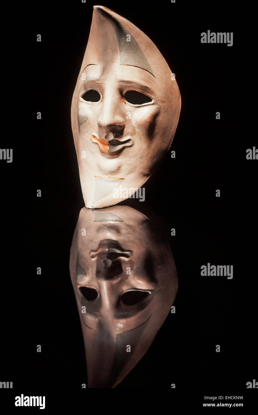 Maschera Veneziana con la riflessione nei confronti del nero Foto Stock