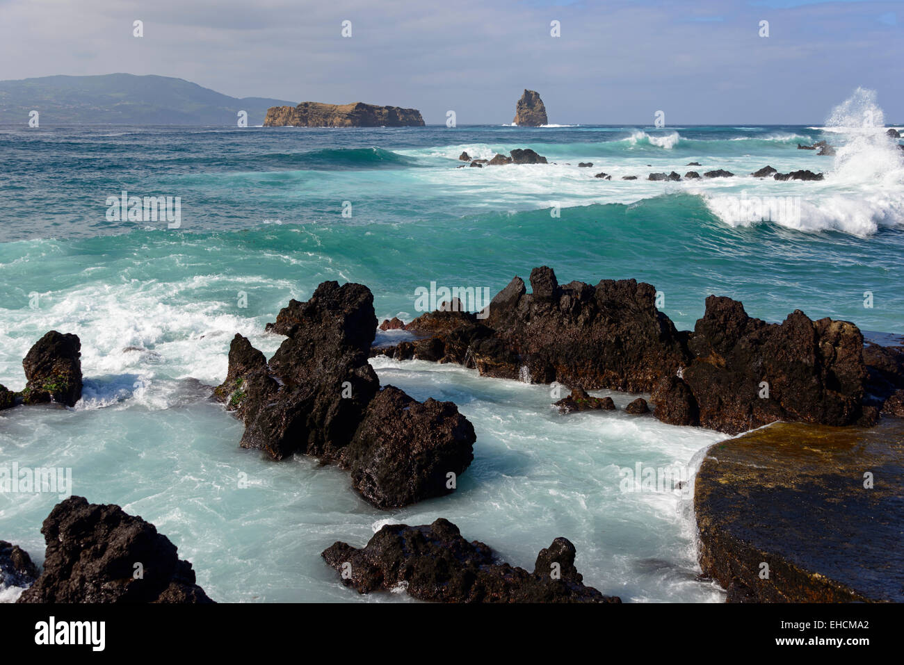 Onde, surf, vedute delle isole Deitado e Em Pe, Areia Funda, isola Pico, Azzorre, Portogallo Foto Stock