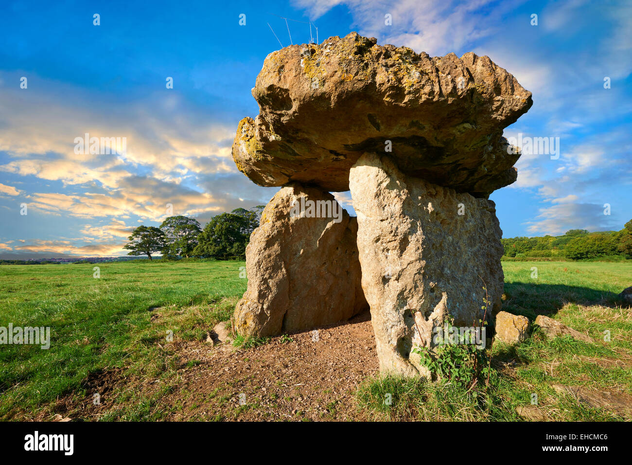 La St megalitico Lythans sepoltura camera, parte di un lungo periodo Neolitico chambered long barrow 6000 anni fa. Vicino a St Lythans, Vale of Glamorgan, Galles Foto Stock