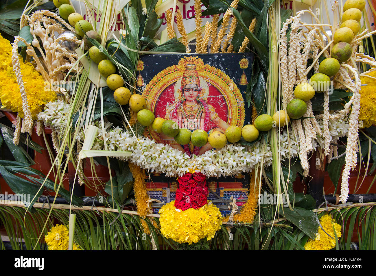 Autobus decorati da pellegrini Indù con fiori e limes, vicino Alleppy Kerala, India Foto Stock