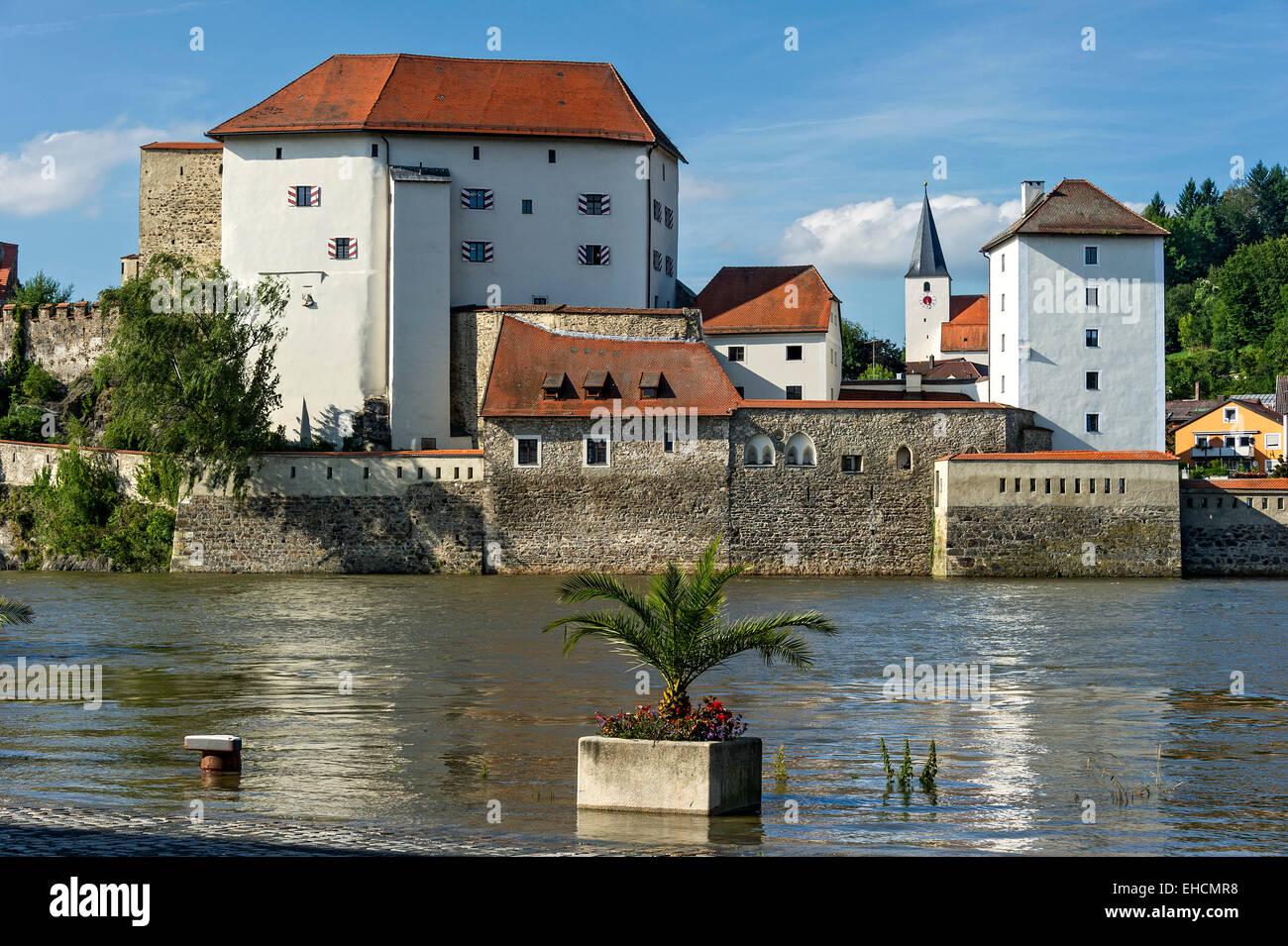 Veste Niederhaus fortezza, il Danubio durante l'acqua alta, sul retro della chiesa parrocchiale di San Severin, centro storico, Passau Foto Stock