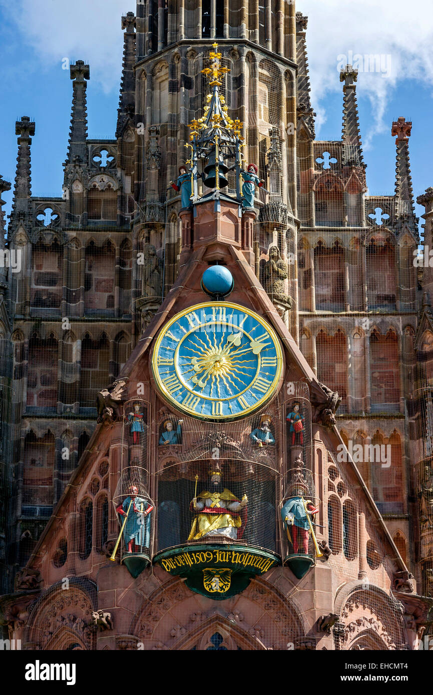 Orologio con l'imperatore Carlo IV nel Männleinlaufen orologio meccanico, facciata ovest, gotica chiesa parrocchiale di Nostra Signora, Norimberga Foto Stock