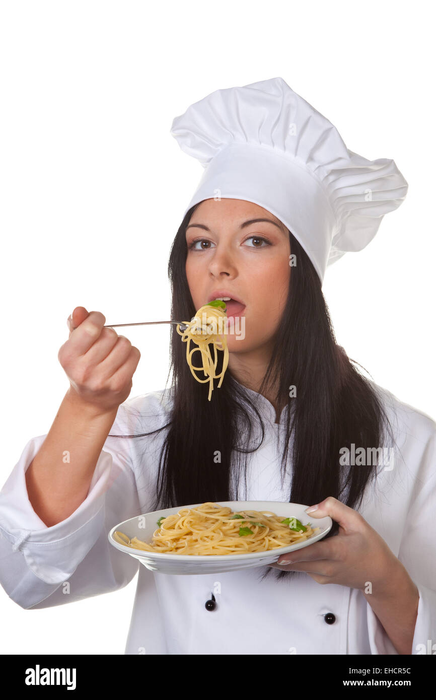 Giovane cuoco di assaggiare un piatto a base di noodle Foto Stock