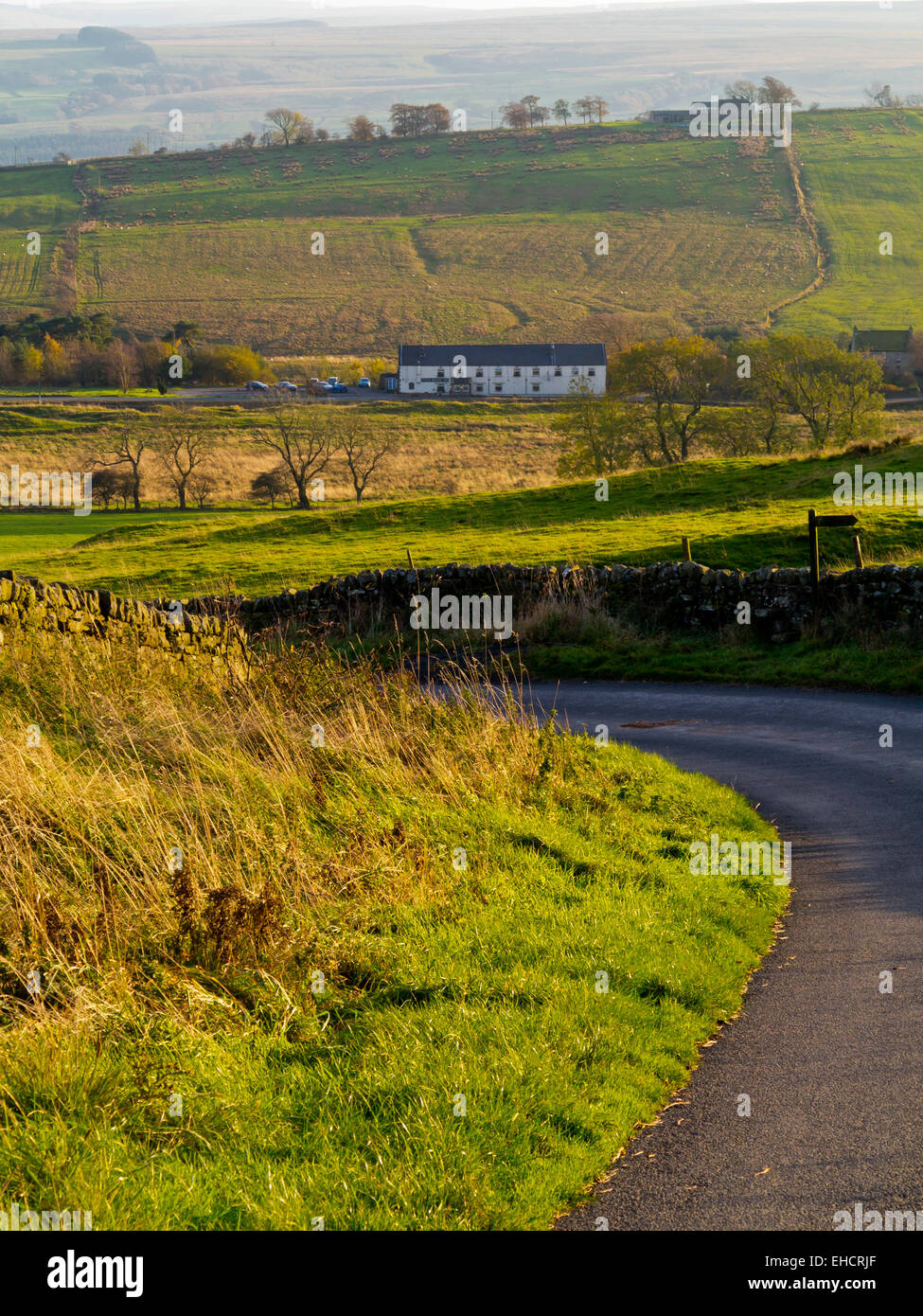Paese di avvolgimento in prossimità della strada due volte prodotta vicino al Vallo di Adriano nel Parco nazionale di Northumberland North East England Regno Unito Foto Stock