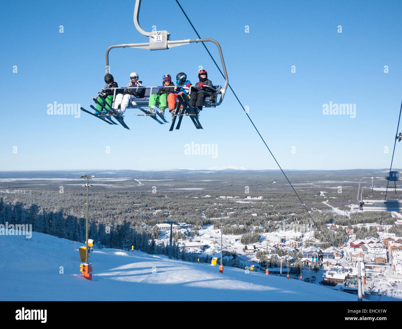 Una seggiovia che porta gli sciatori fino alla montagna presso la stazione  sciistica di Levi, Lapponia, Finlandia in inverno il sole Foto stock - Alamy