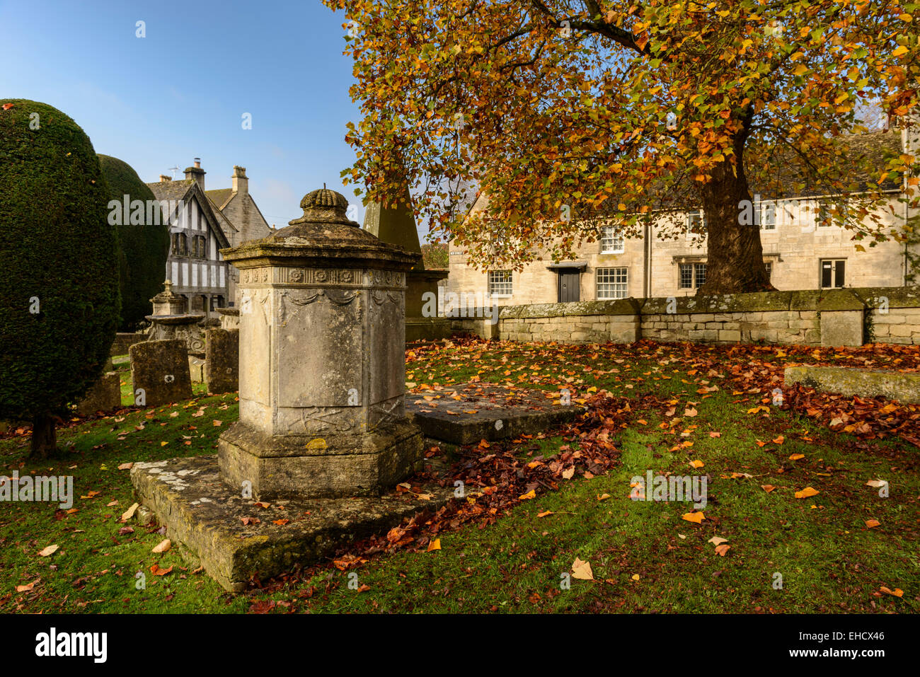 Cotswold edifici in pietra e St Mary's sagrato in autunno, Painswick, Gloucestershire, Regno Unito Foto Stock