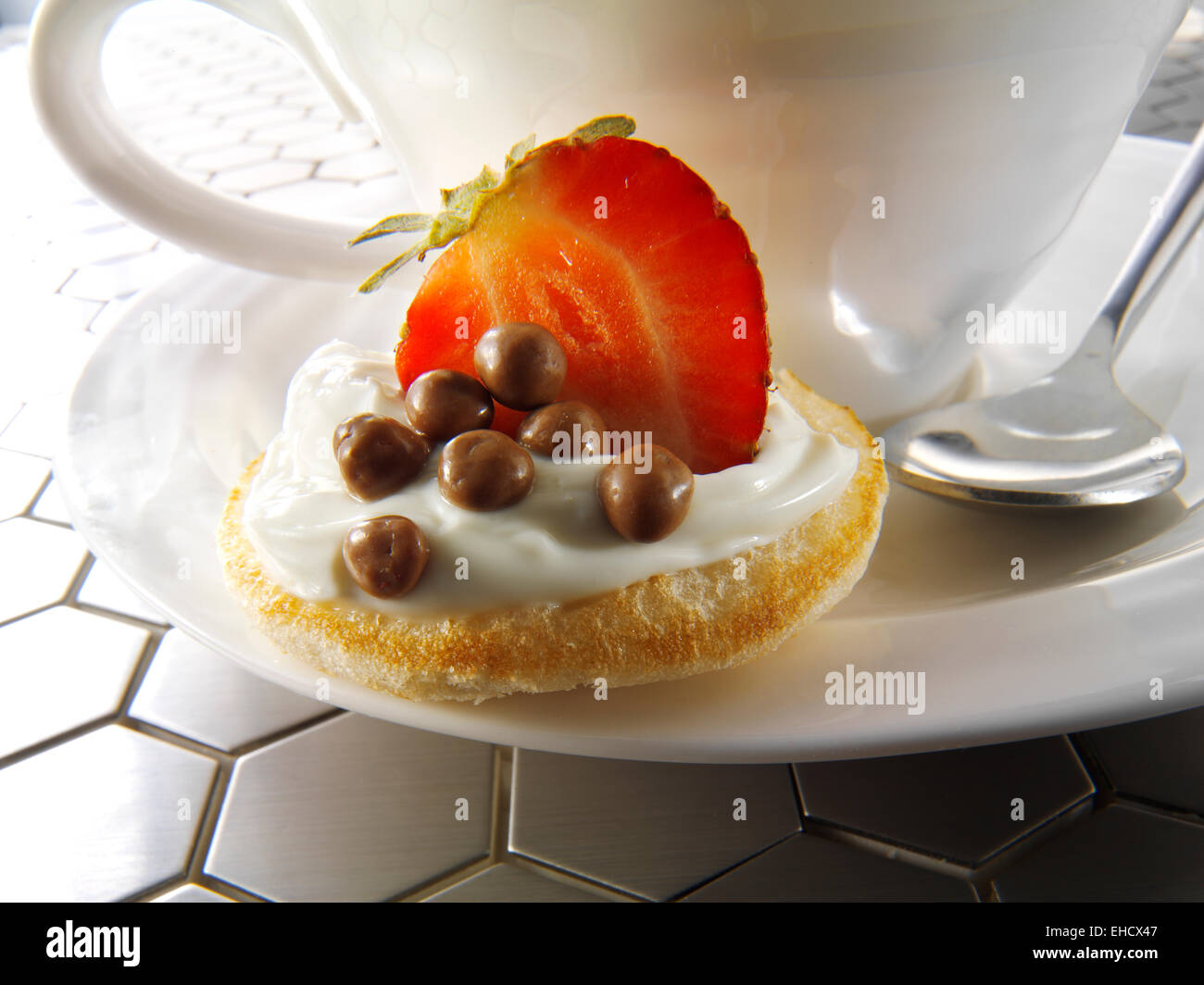 Dolce blinis canipe, blini e rabboccato con creme fraiche, fetta di fragola e scaglie di cioccolato Foto Stock