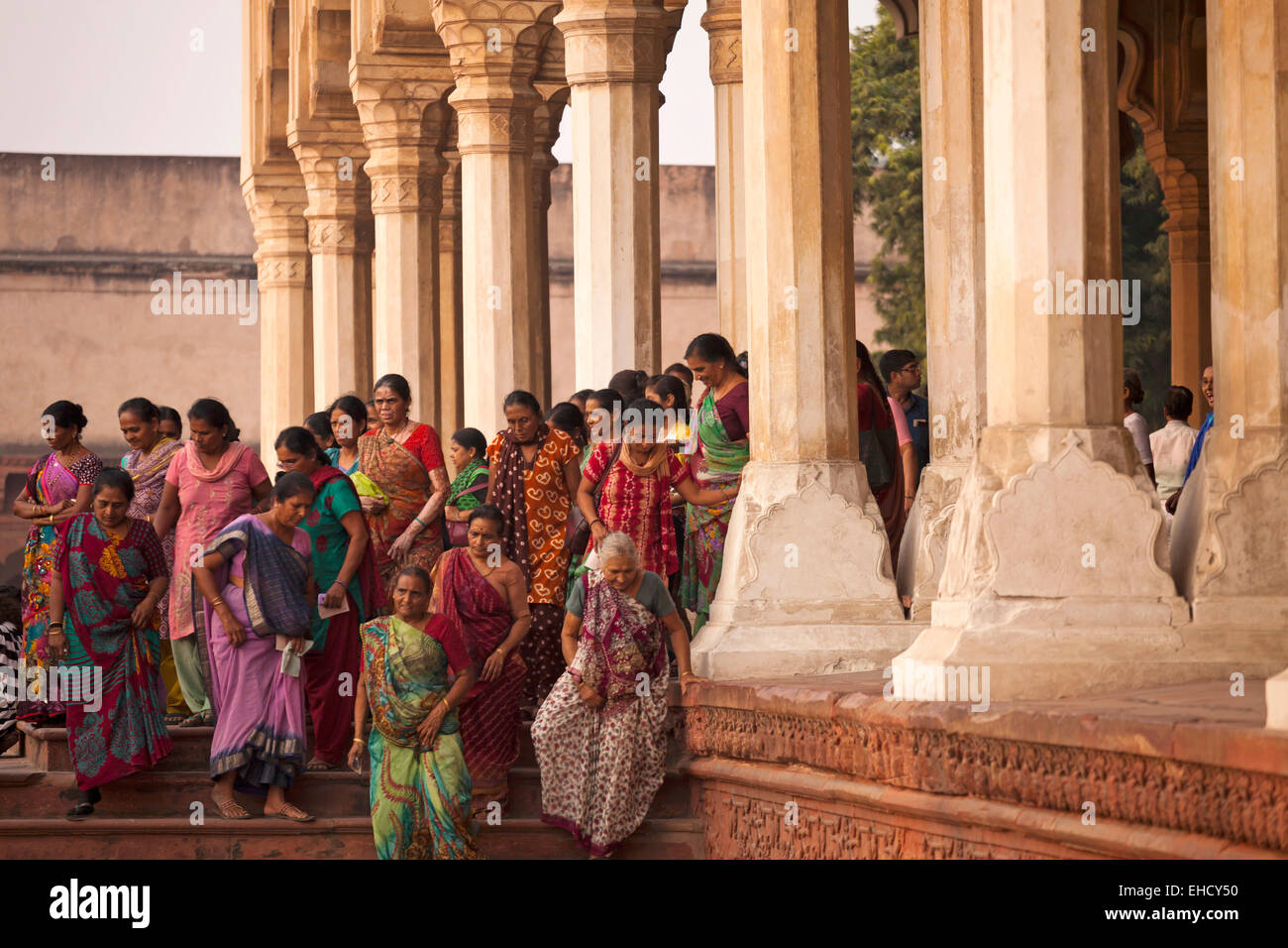 Visitatori presso la sala colonne del Forte Rosso di Agra, Uttar Pradesh, India, Asia Foto Stock