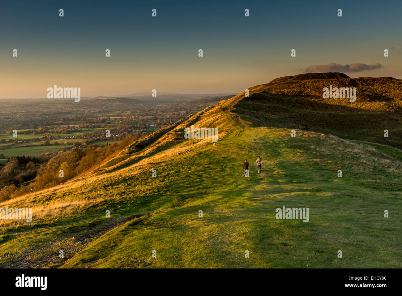 Due persone che camminano verso il British Camp, un'età del ferro hill fort, Herefordshire Beacon, Malvern Hills, Worcestershire, Regno Unito Foto Stock