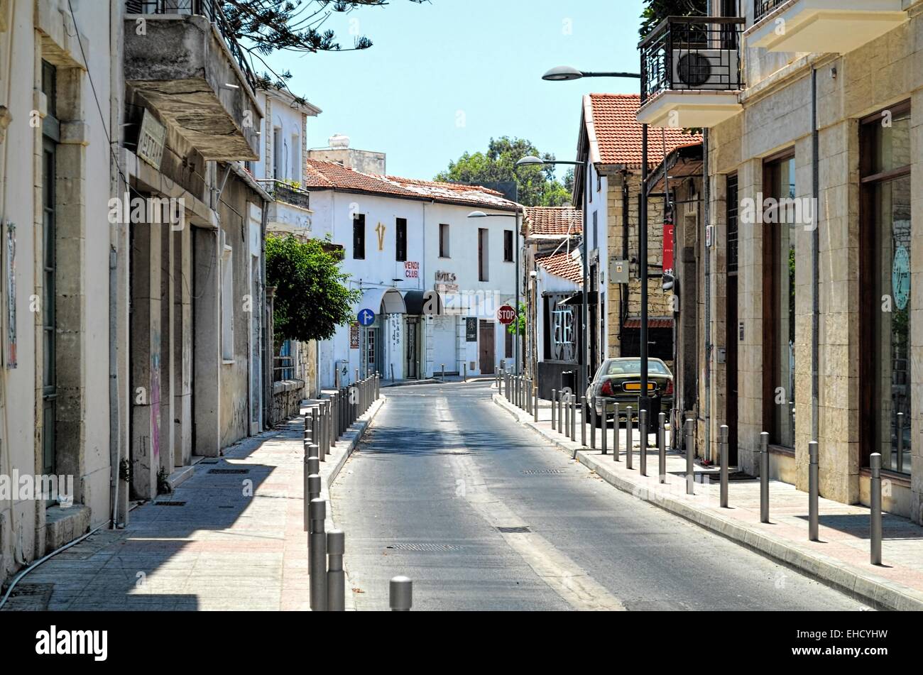 La Old Limassol è piena di strette strade antiche con piccoli negozi e caffetterie, Cipro. Foto Stock