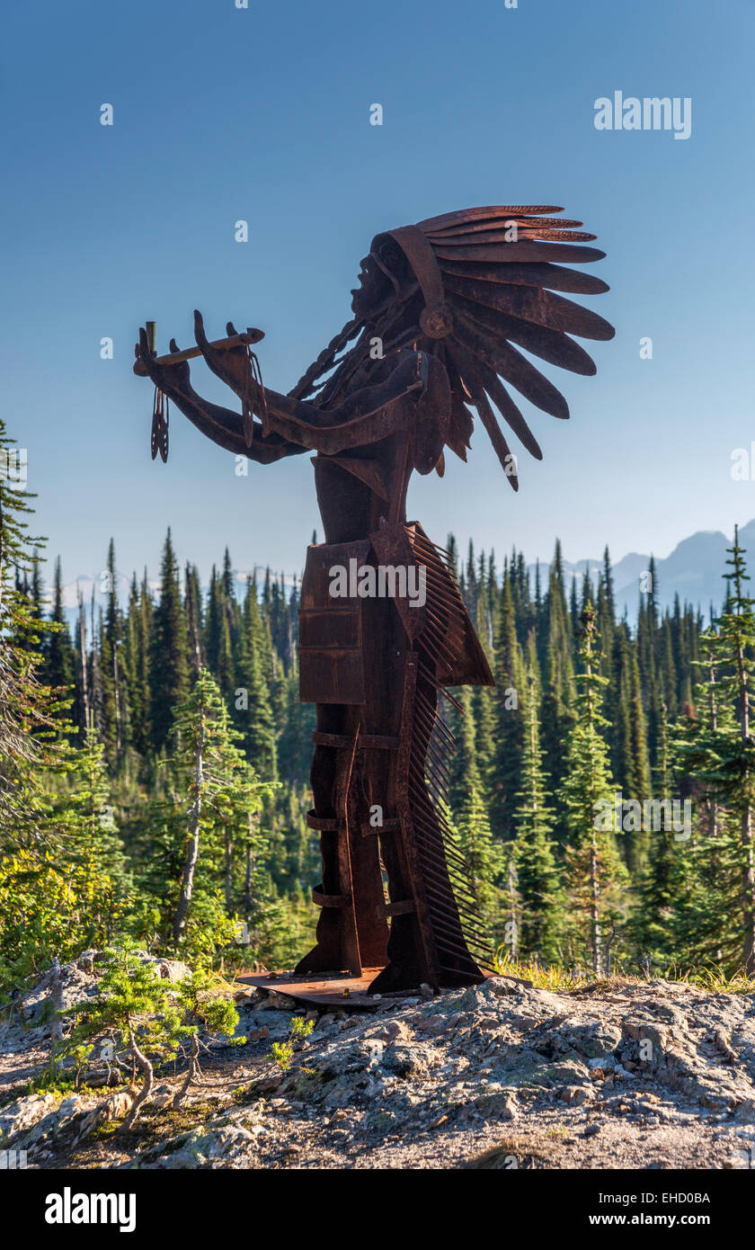 Ferro battuto la figura dei Nativi Americani in guerra il cofano, primo orme Trail nel Mount Revelstoke Parco Nat, British Columbia Foto Stock