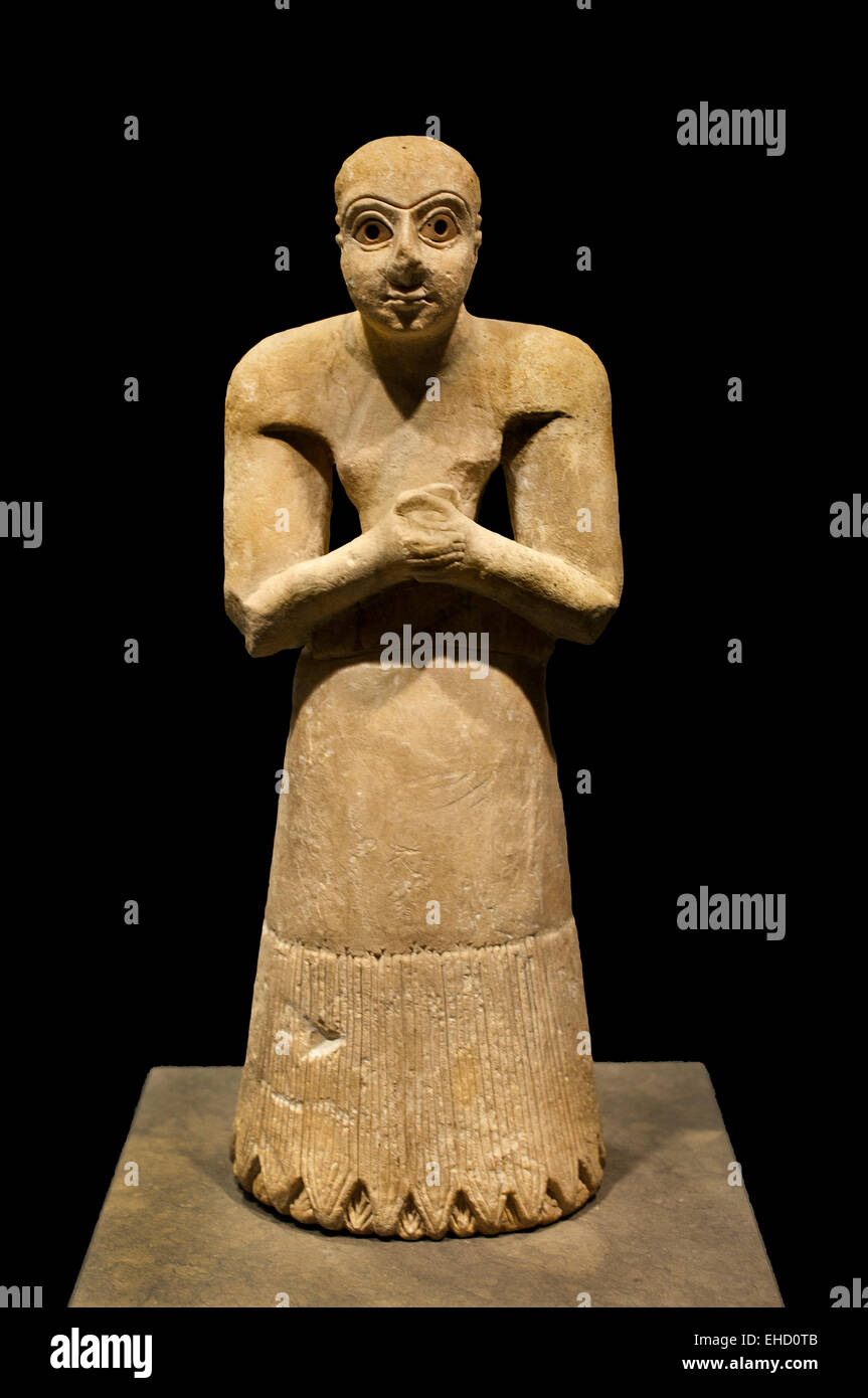 La scultura di un orante grandi occhi, ampia sopracciglia questa statua era probabilmente un tempio dedicato al dio Luna peccato. Esso proviene da Khafadje, ( Khafajah o Khafaje (antica Tutub) è un sito archeologico in provincia Diyala (Iraq). Essa era parte della città-stato di Eshnunna. Il sito si trova nei pressi di Baghdad, di pietra calcare inizio periodo dinastico, ca. 2750-2400 A.C. Foto Stock