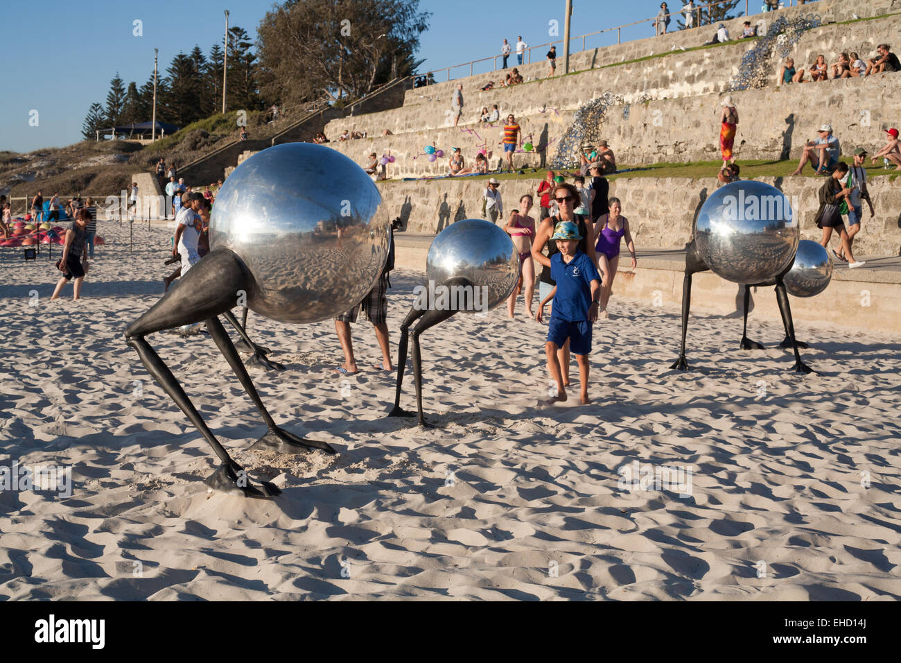 Illustrazione sul display a 2015 Scultura Di Mare evento a Cottesloe Beach, Perth. Western Australia. Foto Stock