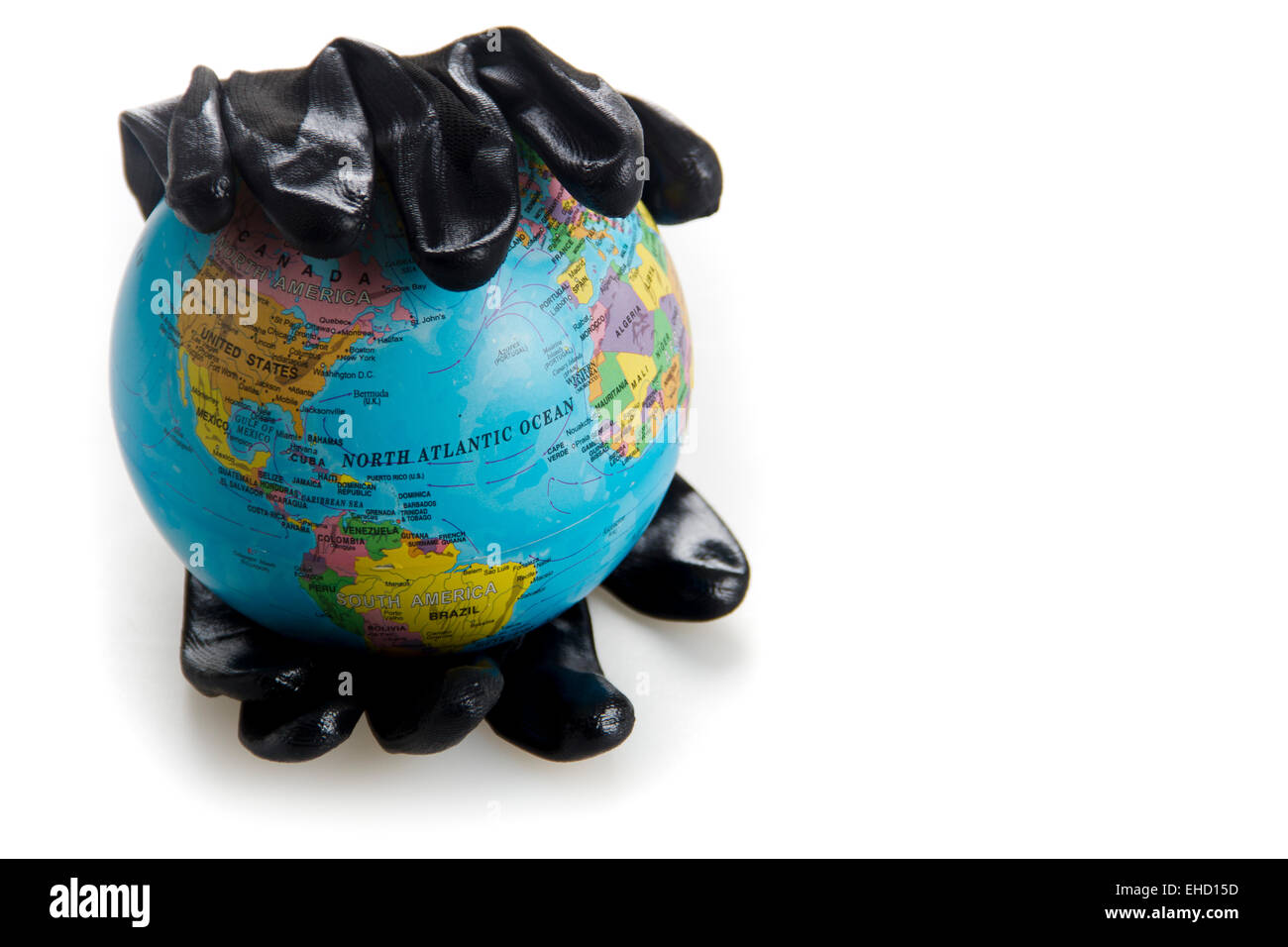 Salvare il nostro pianeta il mondo in olio nero lato isolato su sfondo bianco Foto Stock