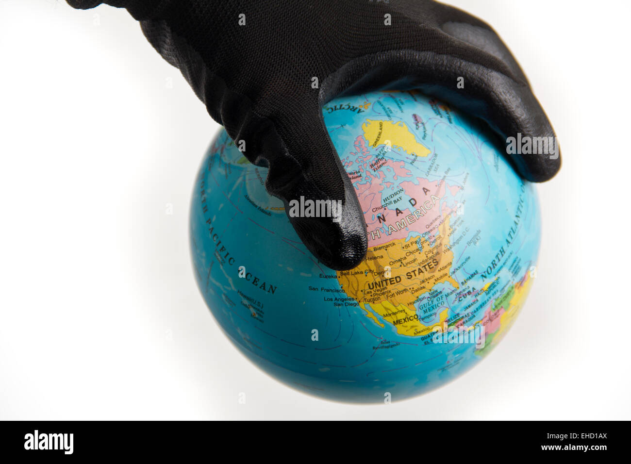 Salvare il nostro pianeta il mondo in olio nero lato isolato su sfondo bianco Foto Stock