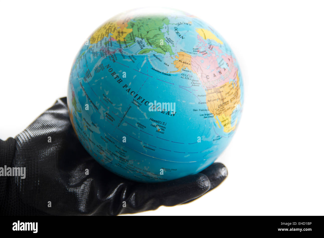 Salvare il nostro pianeta il mondo in olio nero lato isolato su sfondo bianco Foto Stock