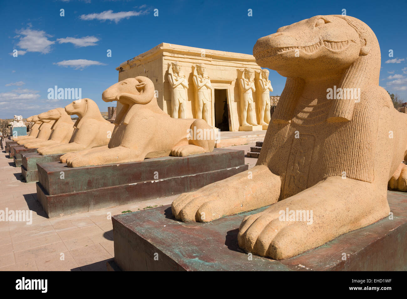 Filera di sfingi a testa di ariete e a testa di coccodrillo davanti a un modello di tempio egizio, utilizzato nei film La Mummia e Asterix & Obelix: Missione Cleopatra, agli studi cinematografici Atlas Corporation, Ouarzazate, Marocco Foto Stock