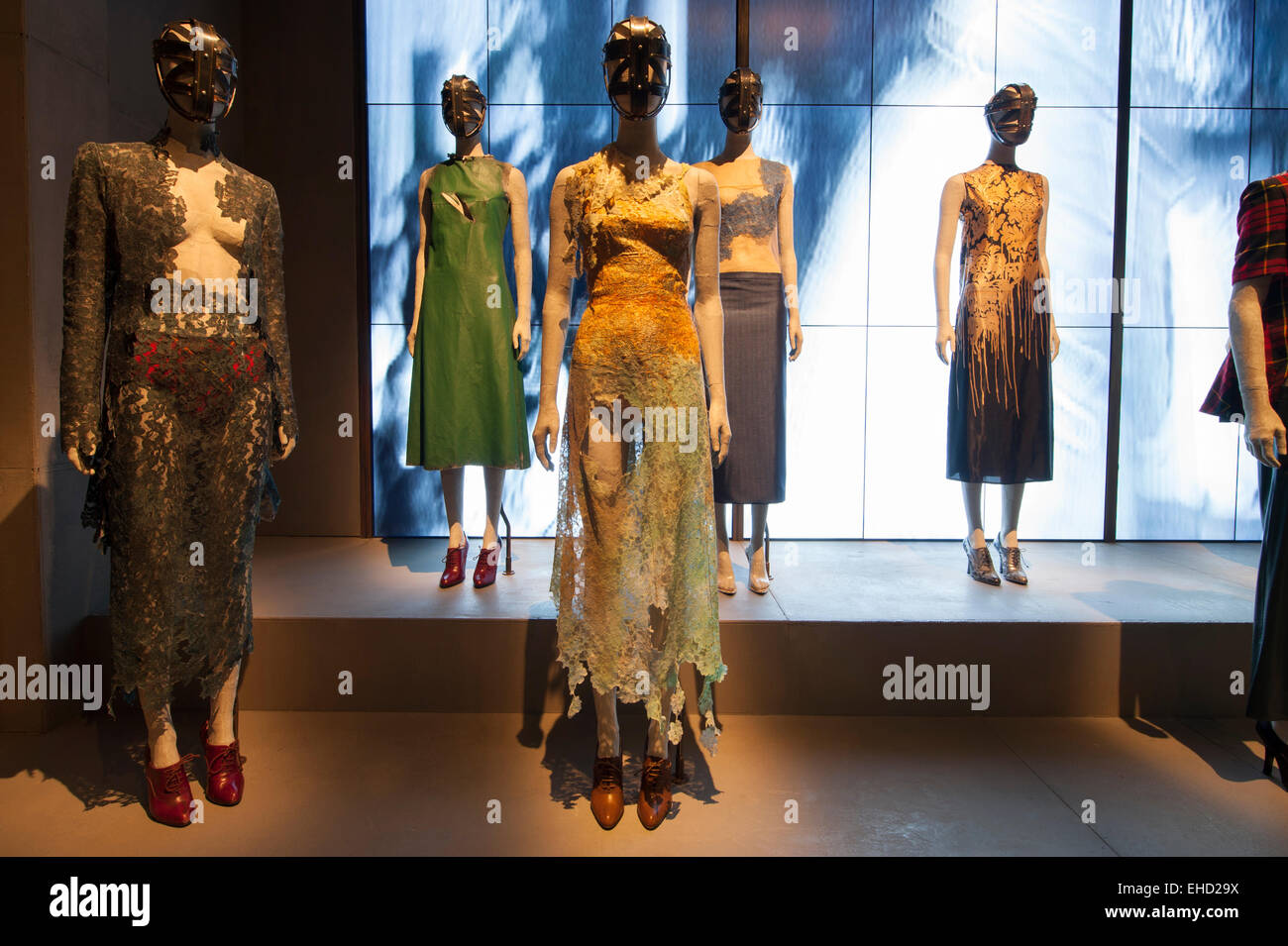 V\u0026A, Londra, Regno Unito. 11 marzo, 2015. Alexander McQueen: bellezza  selvaggia - Photocall. Il solo grande retrospettiva in Europa del lavoro  della veggente designer di moda Lee Alexander McQueen. McQueens disegni sono